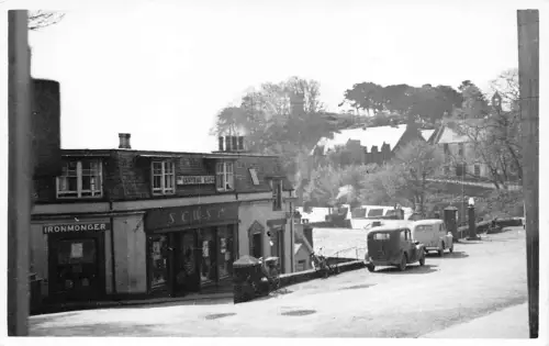 L547 England Tankstelle Autos Austin Geschäfte RPPC Postkarte