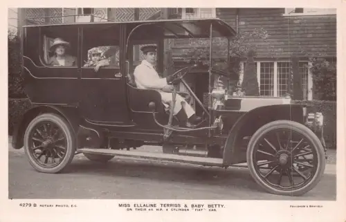 L547 Fiat 40PS Auto Schauspielerin Miss Ellaine Terriss Baby Betty RPPC Postkarte