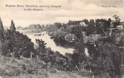 B597 Neuseeland Waikato River Hamilton zeigt Krankenhaus in der Ferne Postkarte
