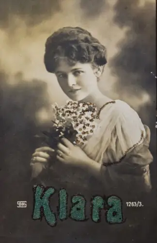 L174 Klara Name Glitzer 1920 Dame Portrait Blumen Vintage Postkarte
