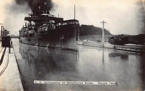 A880 Panamakanal US Schlachtschiff in Miraflores Schleusen Dampfschiff RPPC Postkarte