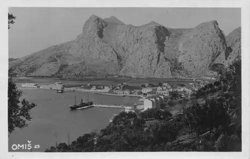 Kroatien Omis Dampfschiff Hafen Klippen Gesamtansicht RPPC Vintage Postkarte