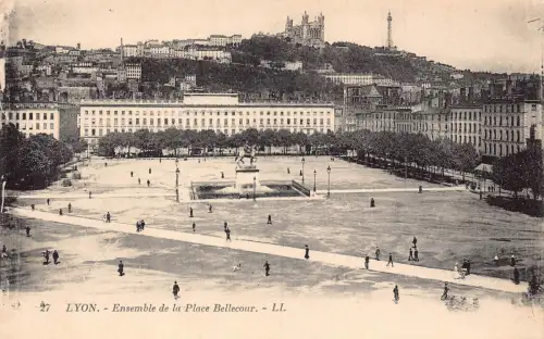C015 Frankreich, Lyon Place Bellecour Vintage Postkarte