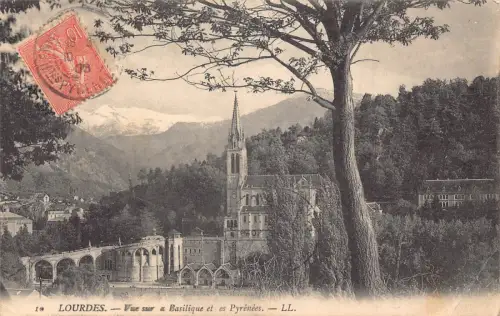 C015 Frankreich, Lourdes Vue sur a Basilique et es Pyrenäen Vintage Postkarte