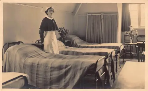 A058 Geschichte Krankenschwester im leeren Krankenzimmer, Beete Blumen in Vase Postkarte