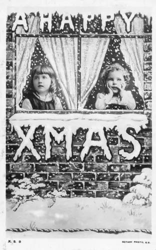 A055 Weihnachtsgrüße Mädchen sitzen im Fenster schauchen Schnee XMAS Postkarte