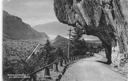 L309 Schweiz Bruenigstrasse mit Brienzerseestrasse unter Klippen Postkarte