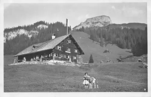 A073 Österreich Auenhütte mit Hoch Ufer Mädchen mit Kuhhütte Vintage Postkarte