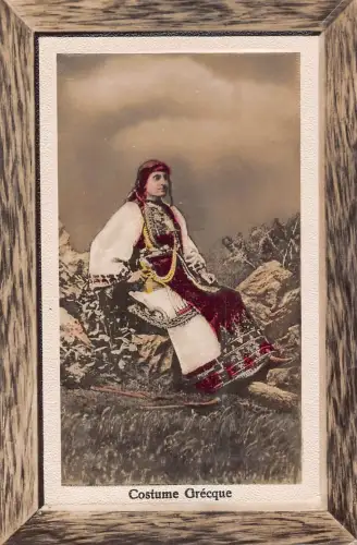 L329 Griechenland National Tracht Frau sitzend ethnische Kleidung Vintage Postkarte