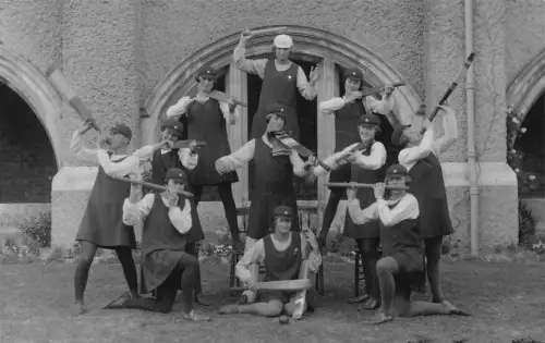 A897 Britische Cricket Frauen Team Spielstöcke als Musikinstrumente RPPC Postkarte