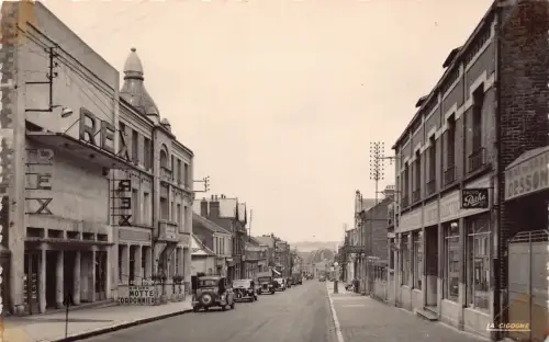 A900 Frankreich Hirson Rue de Charleville RPPC Autos Rex Vintage Postkarte