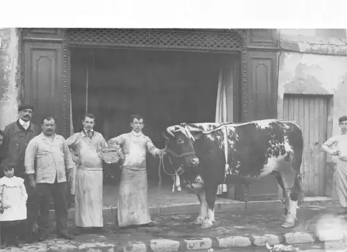 A902 Frankreich Kuh Festzug Wettbewerb Gewinner Vieh Bauern RPPC Postkarte