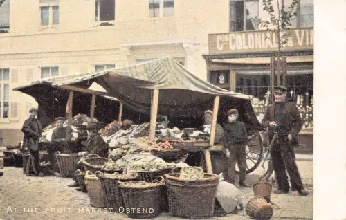 A902 Belgien Obstmarkt Ostende Verkäufer Junge Coloniale Shop Postkarte