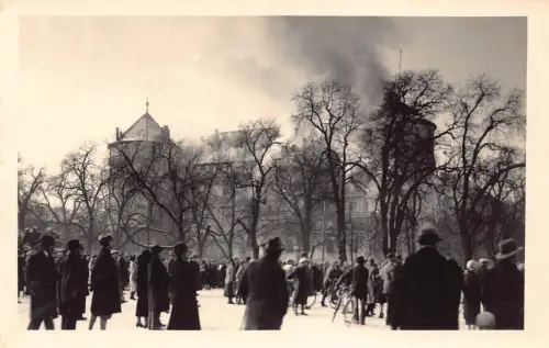 L184 Deutschland Stuttgart Alte Burg Brennende Feuer Menschen beobachten Fahrrad Postkarte