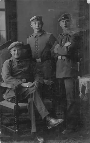 A090 Soldaten 1917 Feldpost Esslingen am N Jungen Militär Uniformen Gürtel Postkarte