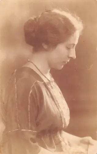 A089 Echt Foto 1917 Frau aus Bielefeld Profil posiert Halskette Sepia Postkarte