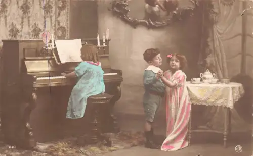 A091 Fotomontage 1915 Mädchen spielt Klavier Junge & Mädchen tanzt Teekanne Postkarte