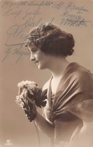 A089 Echt Foto 1914 Elegante Frau posiert Profil mit Chrysanthemen Postkarte