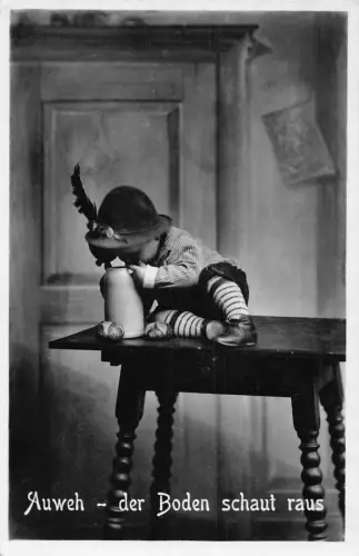 A089 Bayerischer Junge sucht im Bierkrug auf Tisch 1940 RPPC Feldpostkarte