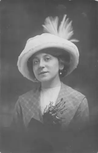 A907 Glamour RPPC Fashion Dressed Woman Flowers Hat Vintage Postkarte