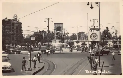 A906 Türkei Istanbul Taksim Meydani Platz Nivea Schild Uhr Autos RPPC Postkarte