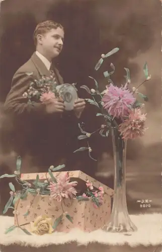 A907 Fotomontage Blumen in Vase Chrysantheme Rose Mann im Anzug Postkarte