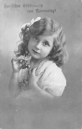 A909 Namenstag Grüße 1914 Kleines Mädchen mit Kirschen Vintage Postkarte
