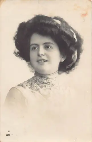 A909 Glamour 1910 Echt Foto lächelnde Frau Spitzenshirt Vintage Postkarte