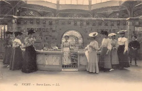 A912 Frankreich Vichy Quelle Lucas Frauen trinken Mineralwasser Postkarte