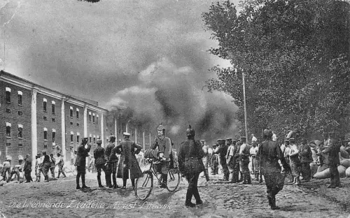 Weißrussland Brest-Litowsk 1916 Gebäude auf Feuer Soldaten Radfahrer Feld Postkarte