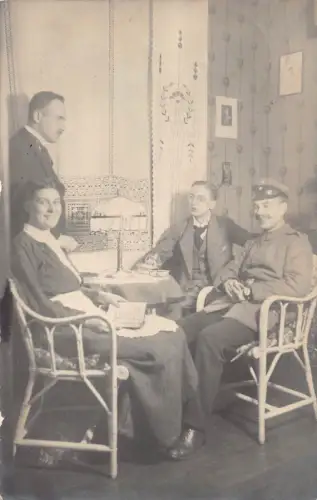 A094 Echt Foto 1915 Abendkompanie Soldat rauchend lachend 1.WK Feldpostkarte