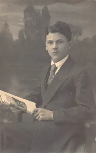 A094 Echtfoto Junger Mann im Anzug hält Zeitschrift Studio Atelier Bayern Postkarte