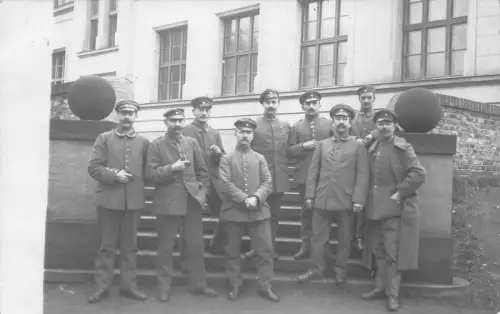 A093 Echt Foto 1919 Militär Männer Armee in Uniform posiert vordere Treppe Postkarte