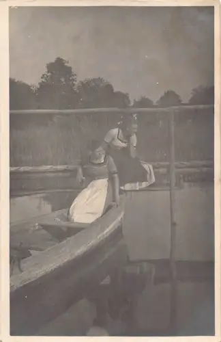 A094 Echt Foto 1916 Zwei Mädchen im Boot und Ponton Lake Bäume posieren Postkarte