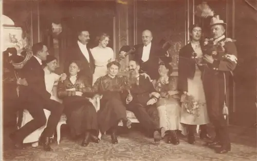 A093 Fotogruppe Menschen lachen auf Party Trompete Blume Sozialgeschichte Postkarte