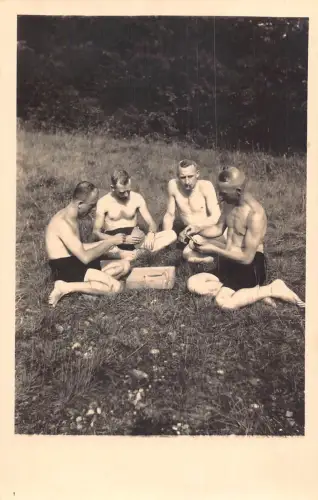 A094 Sozialgeschichte 1927 Männer im Gras Spielkarten rauchen Hemdlose Postkarte