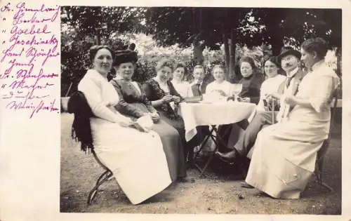 A093 Echt Foto Garten Entspannen bei Bäumen Menschen sitzen am Tisch Postkarte