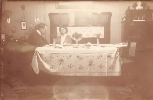 A093 Echt Foto Paar sitzt am Esstisch Obstschale Pflanzen Spiegel Postkarte