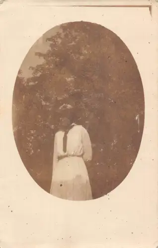A094 Echt Foto 1916 Frau im Kleid bei Bäumen posiert Passepartout Postkarte