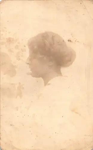 A094 Echt Foto 1915 Dutt Haar Frau posiert aus Profil Portrait Postkarte