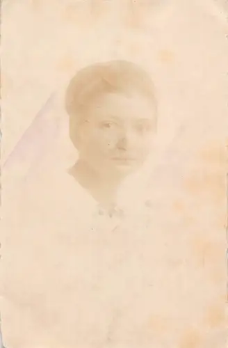 A094 Echt Foto 1918 Mädchen posiert Portrait Atelier Kaiserhaus Halberstadt AK