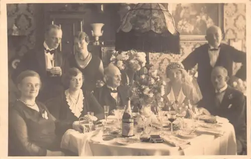 A093 Echt Foto 1931 Hochzeit Festlich Tisch Sekt Blumen Lampenschirm Postkarte