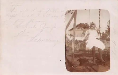 A093 Echt Foto 1908 Prien Bayern Mädchen im weißen Kleid sitzt in Schaukel Postkarte