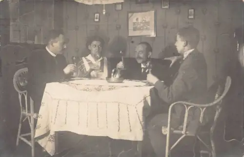 A093 Foto Menschen trinken Wein am Tisch Ludwigsburg Sozialgeschichte Postkarte