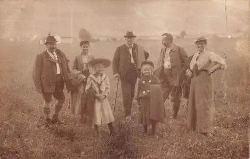 A093 Echt Foto 1905 Tegerns Familie zu Fuß Zwei kleine Mädchen Gras Postkarte