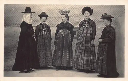 A093 Ethnische Frauen in Walser Tracht nahe Hauswand Postkarte