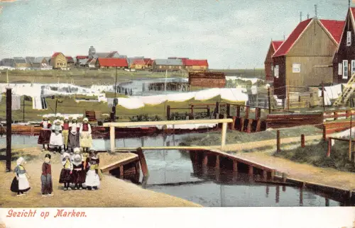 B663 Niederlande Gezicht op Markt Mädchen in Tracht Vintage Postkarte