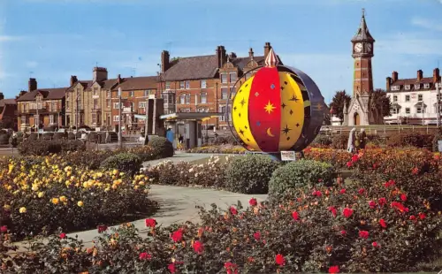 B181 England 1957 Clock Tower Gardens Skegness Vintage Postkarte