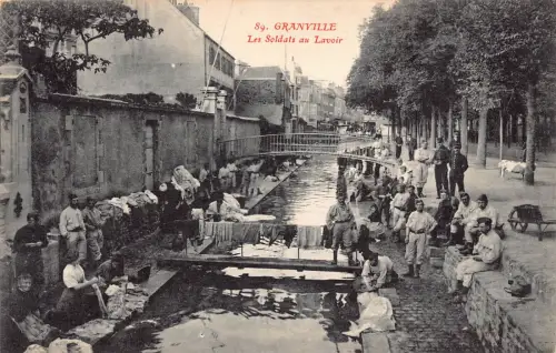 A913 Frankreich Granville Les Soldats au Lavoir Soldaten Wäsche im Fluss Postkarte