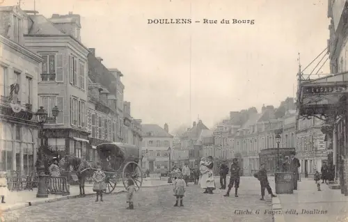 A913 Frankreich Doullens Rue du Bourg Kutschenläden Vintage Postkarte